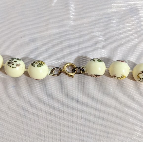 Vintage Mid Century Off White Flower Bead Necklace - Picture 3 of 3